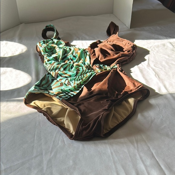 Chic Multicolor Swimsuit - Picture 2 of 7